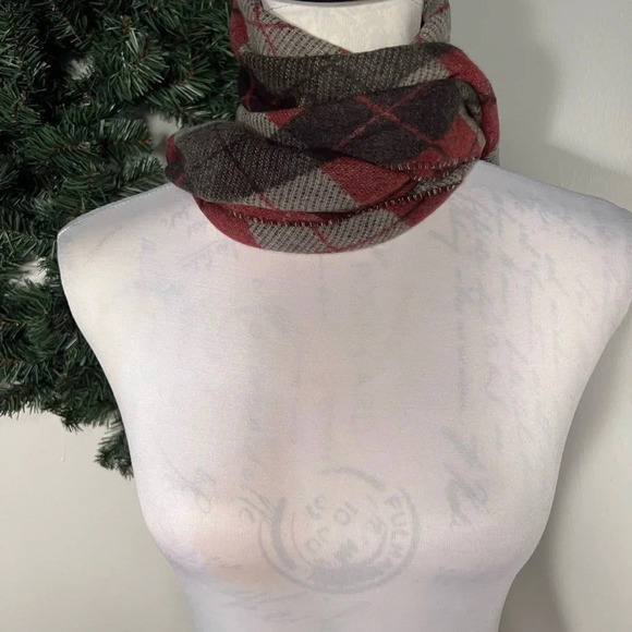 Cashmink by V.FRAAS, Burgundy & Gray undertone argyle pattern scarf w/fringe end - Picture 4 of 6